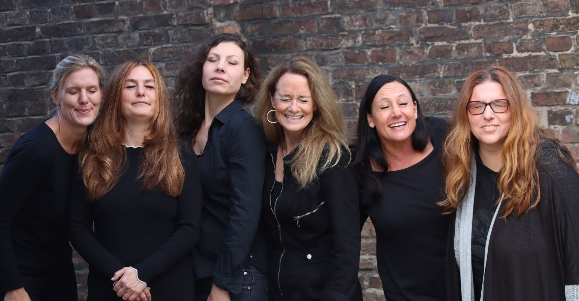 Teambild mit den sechs Mitarbeiterinnen mit geschlossenen Augen